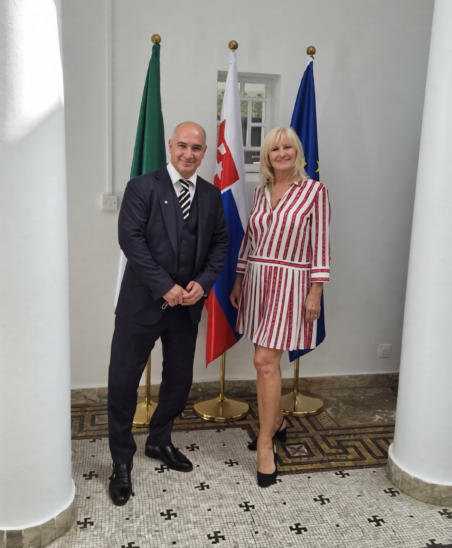 Slovensko obnovilo svoje diplomatické zastúpenie v Alžírsku a naša komora uskutočnila prvé pracovné stretnutie s ekonomickou diplomatkou Zuzanou Ščepánovou. Tešíme sa na ďalšie stretnutia a na hľadanie možností spolupráce medzi Slovenskom a Alžírskom.